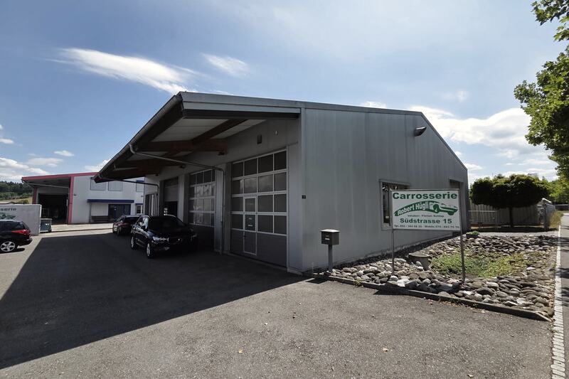 Einfahrt und Hof der Carrosserie Hügli an der Südstrasse 15 in Lyss