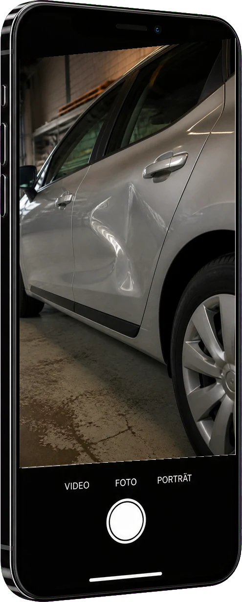 Smartphone fotografiert eine Delle an der Autotür