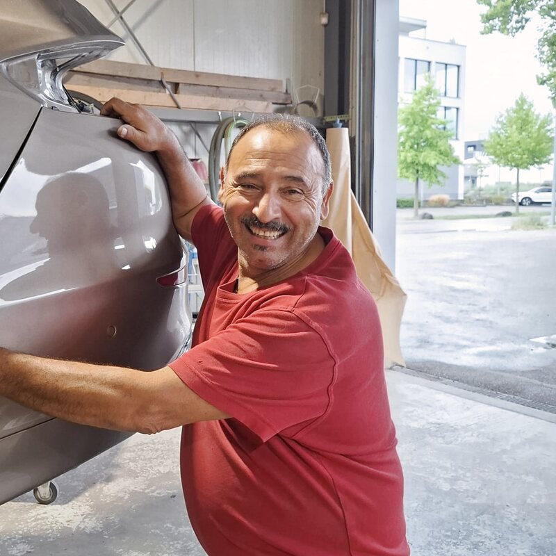 Mauri Crimi arbeitet am Radlauf eines Autos in der Werkstatt